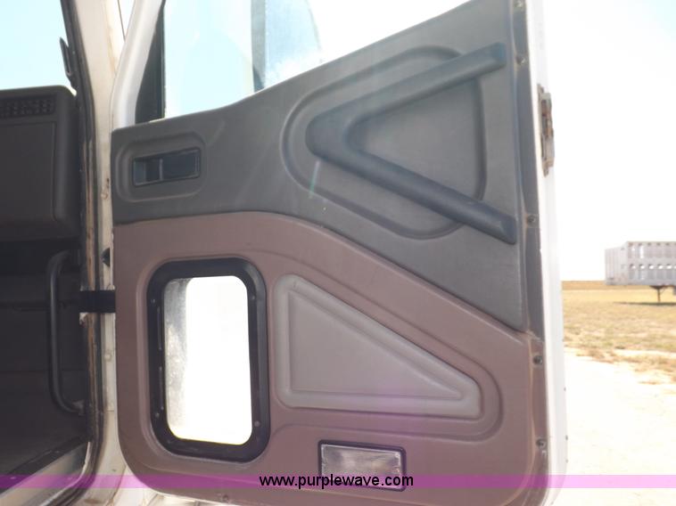 image for item I8391 2002 International 9200i semi truck