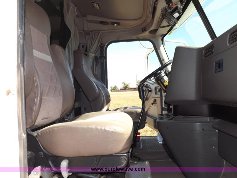 image for item I8391 2002 International 9200i semi truck