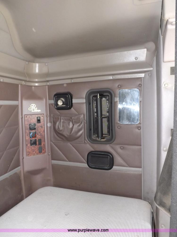 image for item I8391 2002 International 9200i semi truck