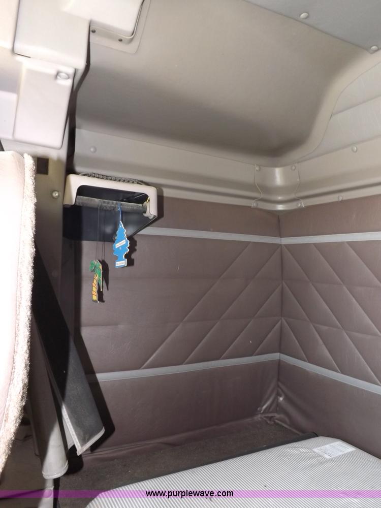 image for item I8391 2002 International 9200i semi truck