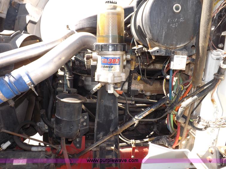 image for item I8391 2002 International 9200i semi truck