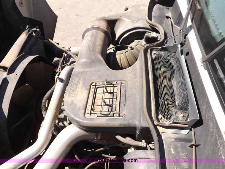 image for item I8391 2002 International 9200i semi truck