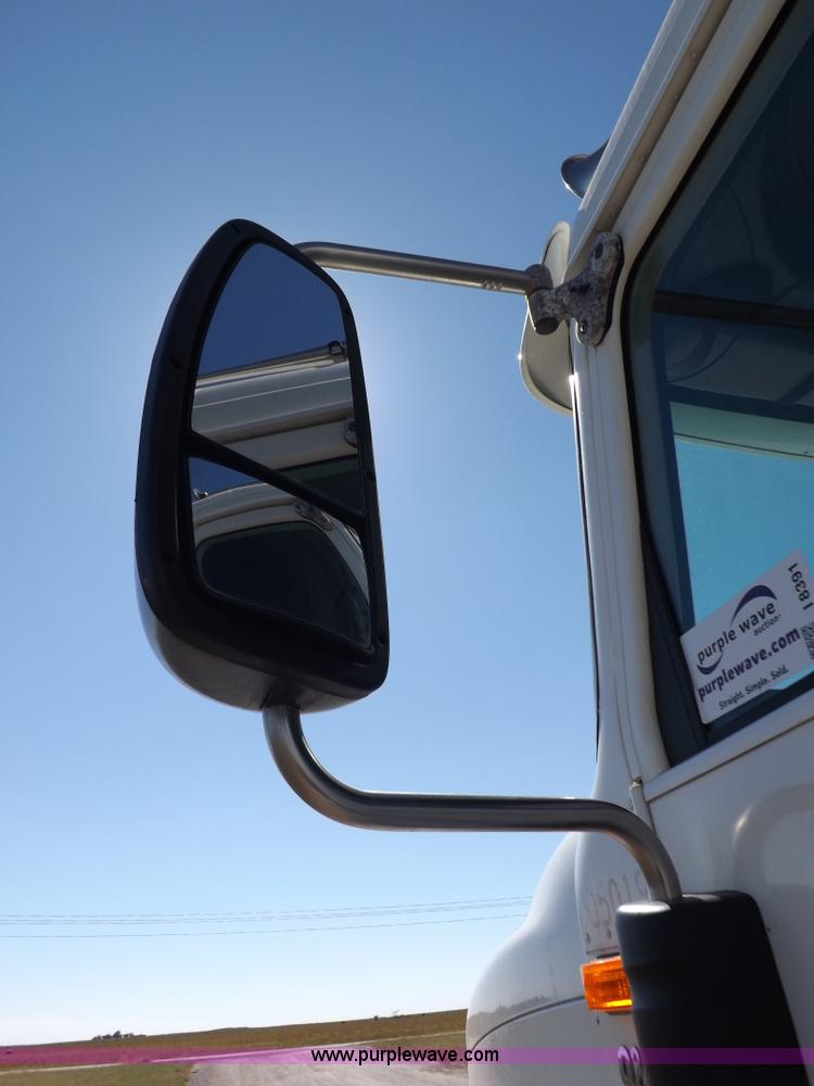 image for item I8391 2002 International 9200i semi truck