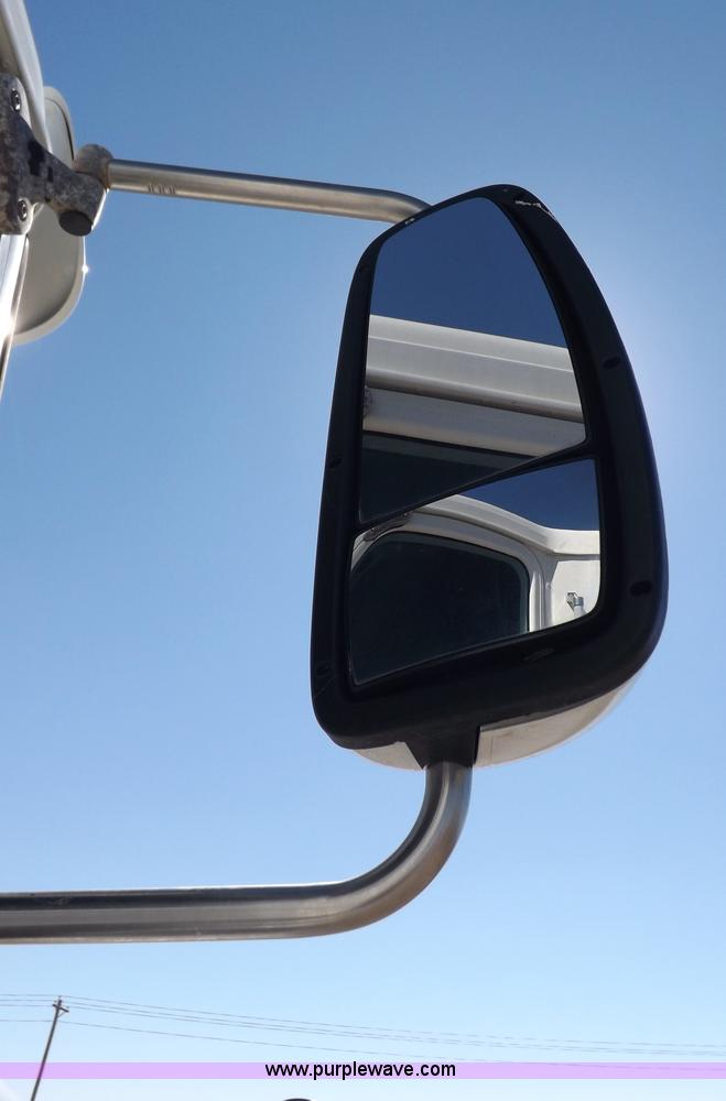 image for item I8391 2002 International 9200i semi truck