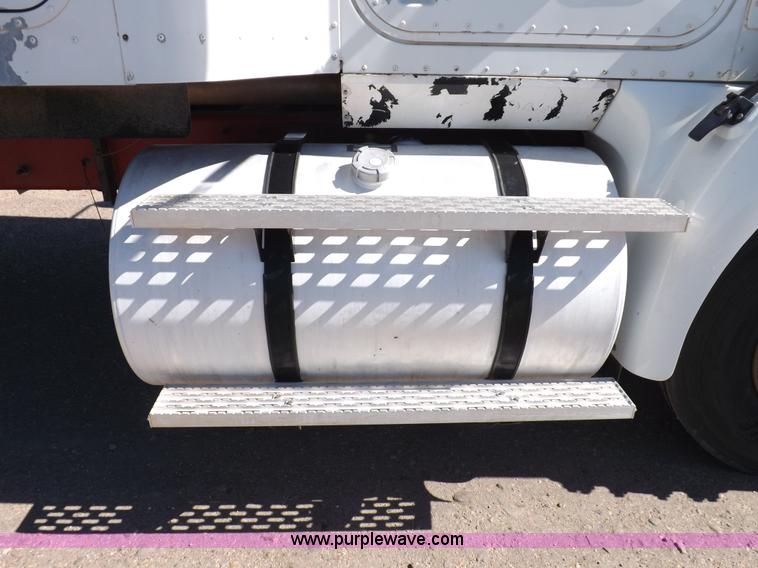 image for item I8391 2002 International 9200i semi truck