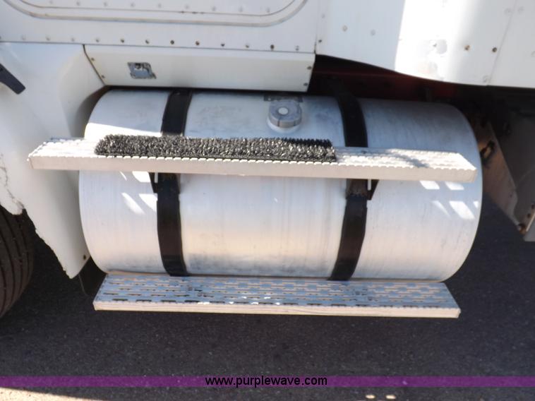 image for item I8391 2002 International 9200i semi truck