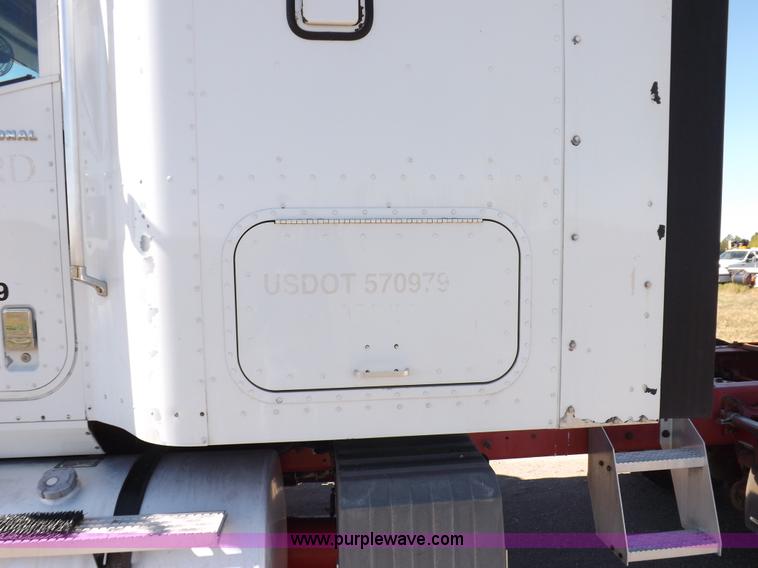 image for item I8391 2002 International 9200i semi truck