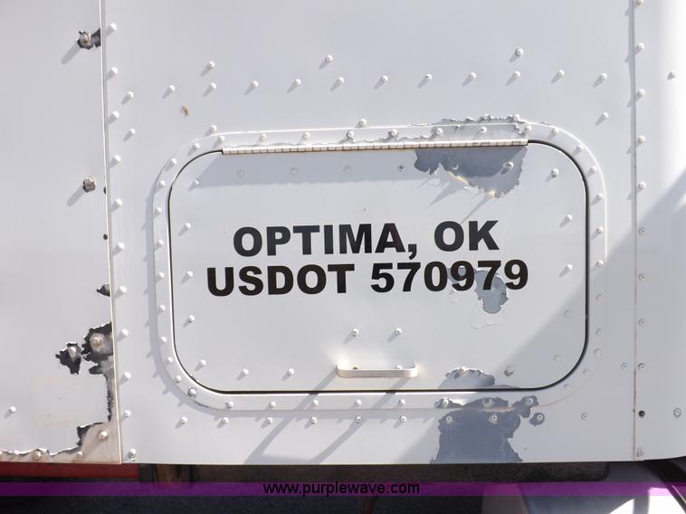 image for item I8391 2002 International 9200i semi truck