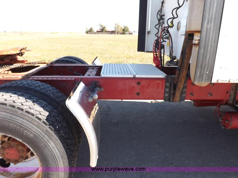 image for item I8391 2002 International 9200i semi truck