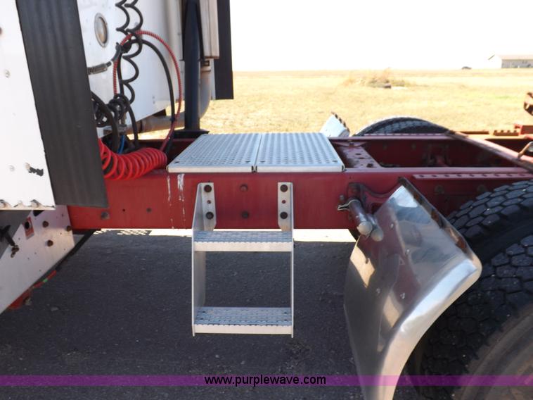 image for item I8391 2002 International 9200i semi truck