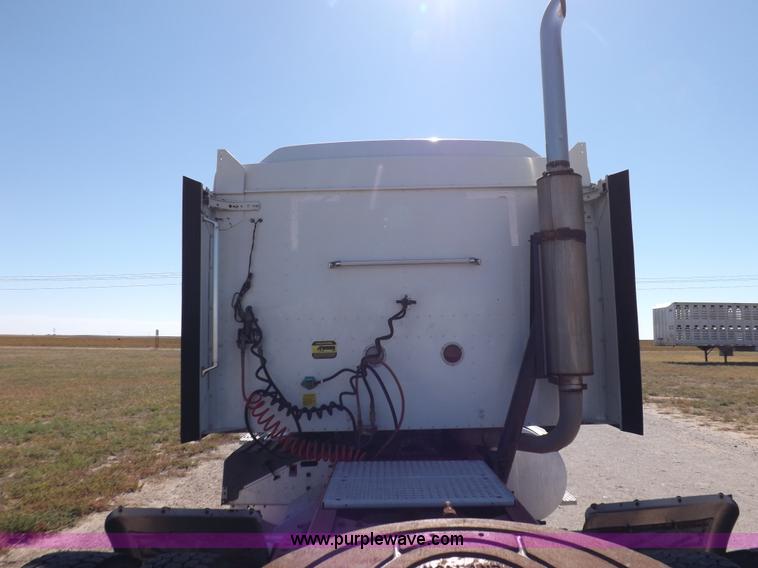 image for item I8391 2002 International 9200i semi truck