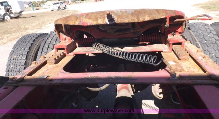 image for item I8391 2002 International 9200i semi truck