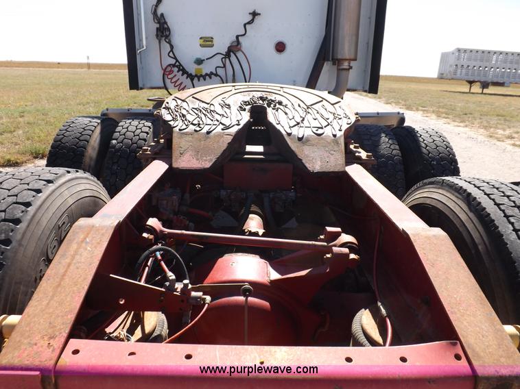 image for item I8391 2002 International 9200i semi truck