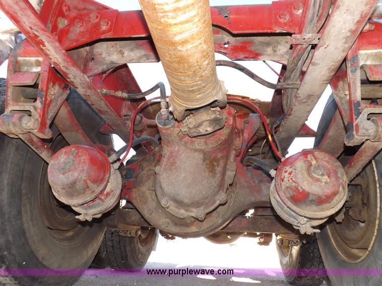 image for item I8391 2002 International 9200i semi truck