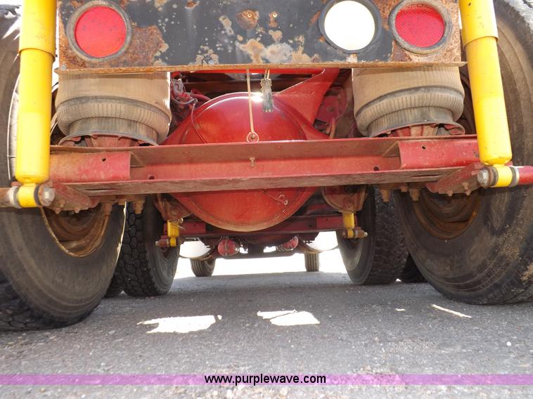 image for item I8391 2002 International 9200i semi truck