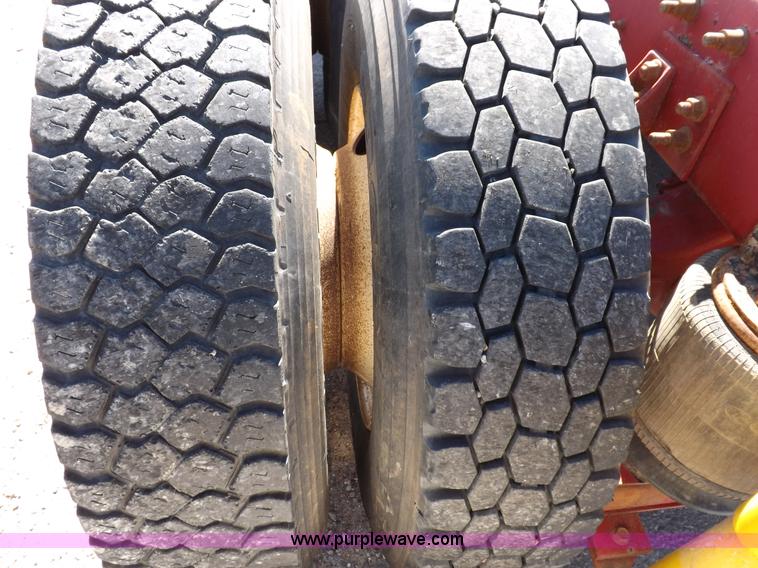 image for item I8391 2002 International 9200i semi truck