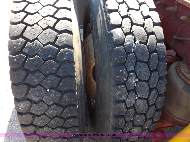 image for item I8391 2002 International 9200i semi truck