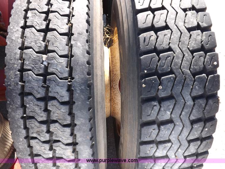 image for item I8391 2002 International 9200i semi truck