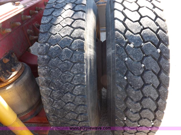 image for item I8391 2002 International 9200i semi truck