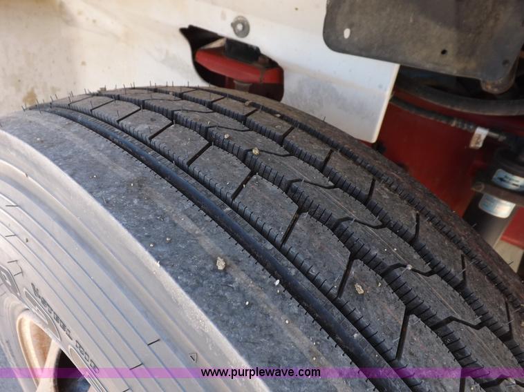 image for item I8391 2002 International 9200i semi truck