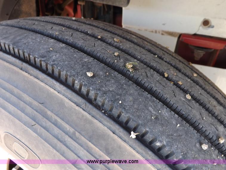 image for item I8391 2002 International 9200i semi truck