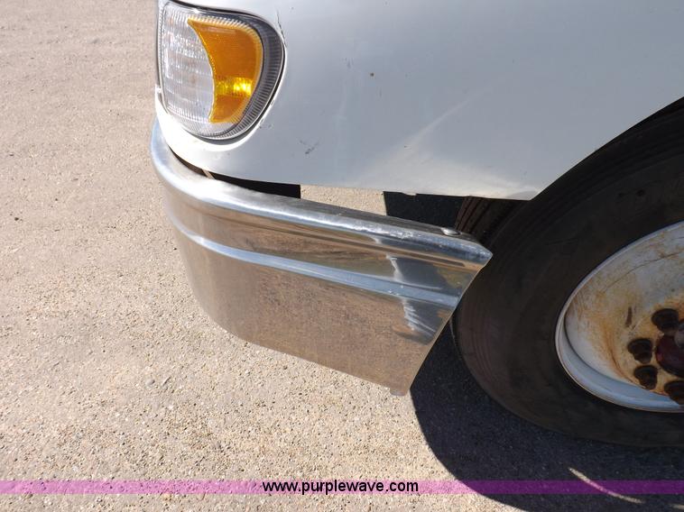 image for item I8391 2002 International 9200i semi truck