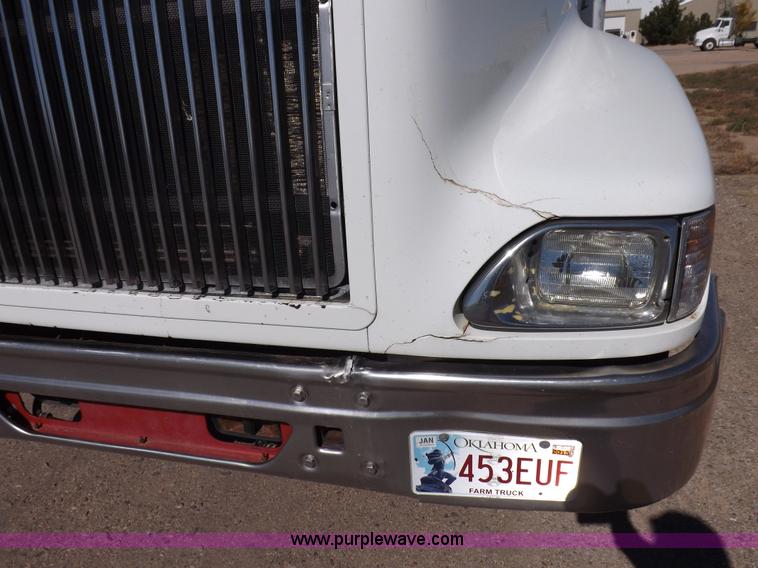 image for item I8391 2002 International 9200i semi truck