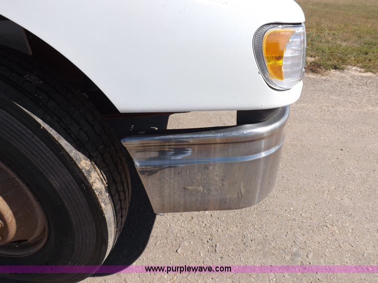 image for item I8391 2002 International 9200i semi truck