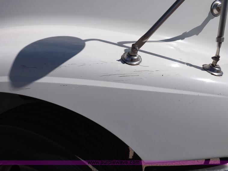 image for item I8391 2002 International 9200i semi truck