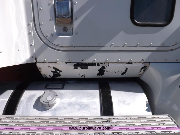 image for item I8391 2002 International 9200i semi truck