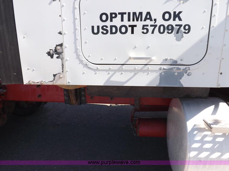 image for item I8391 2002 International 9200i semi truck