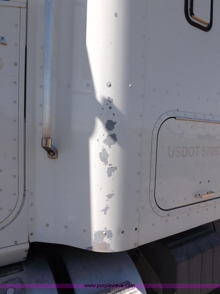 image for item I8391 2002 International 9200i semi truck