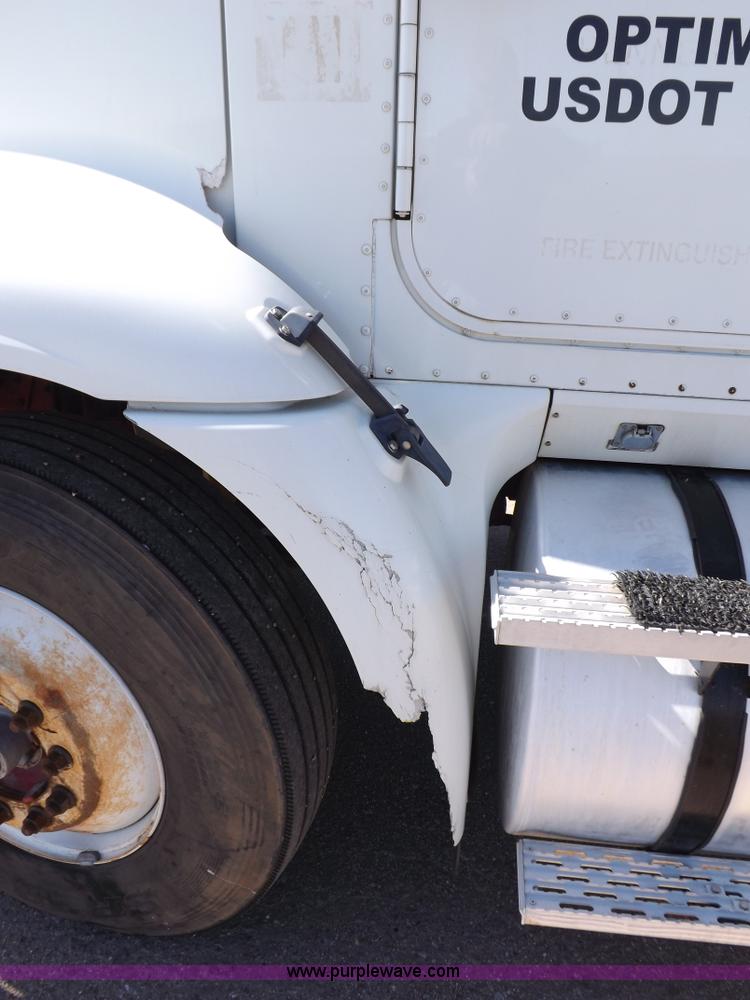 image for item I8391 2002 International 9200i semi truck