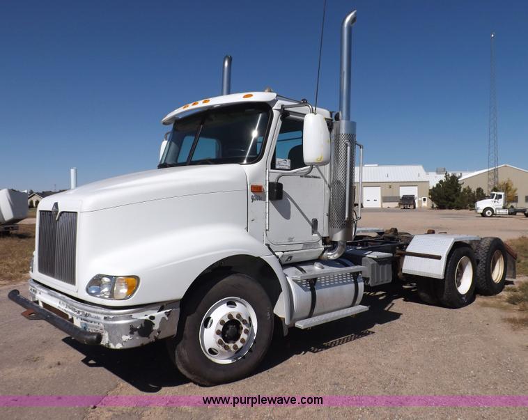 image for item I8392 2003 International 9200i semi truck