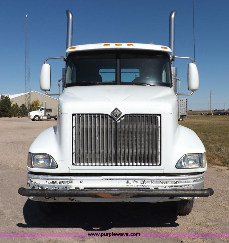 image for item I8392 2003 International 9200i semi truck