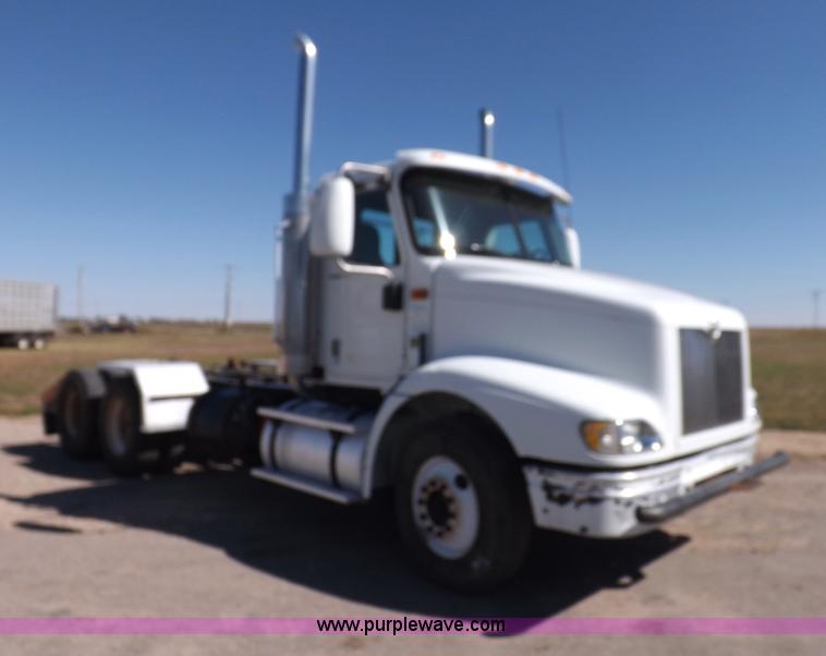 image for item I8392 2003 International 9200i semi truck