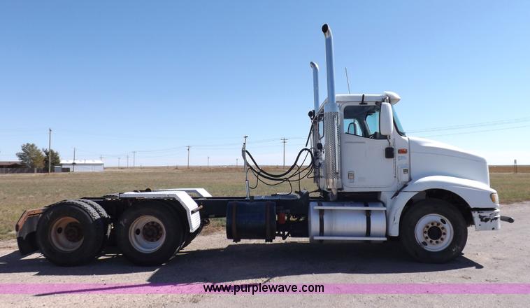 image for item I8392 2003 International 9200i semi truck