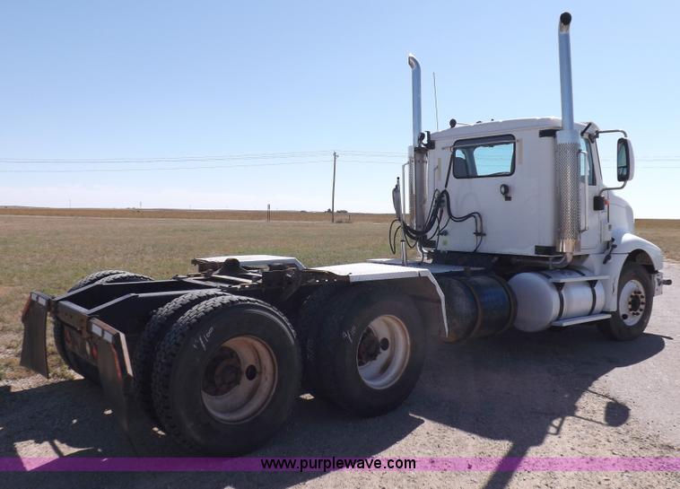 image for item I8392 2003 International 9200i semi truck