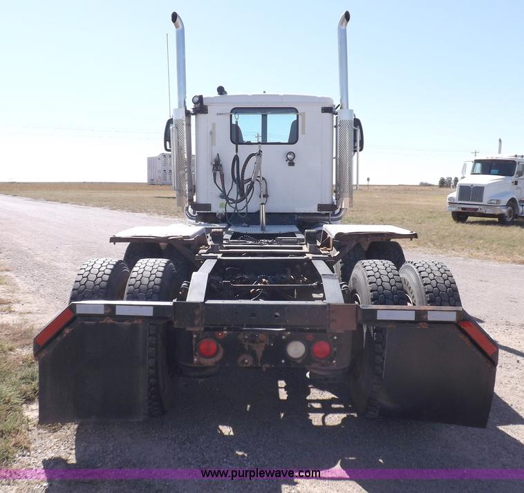 image for item I8392 2003 International 9200i semi truck