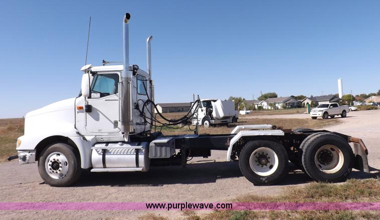 image for item I8392 2003 International 9200i semi truck