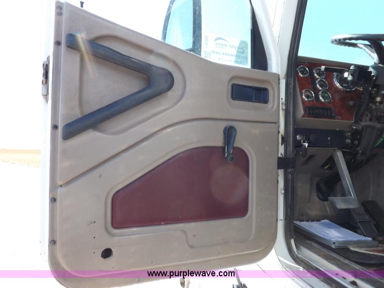 image for item I8392 2003 International 9200i semi truck