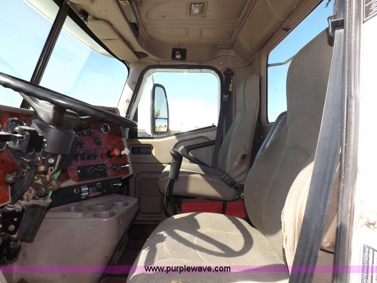 image for item I8392 2003 International 9200i semi truck