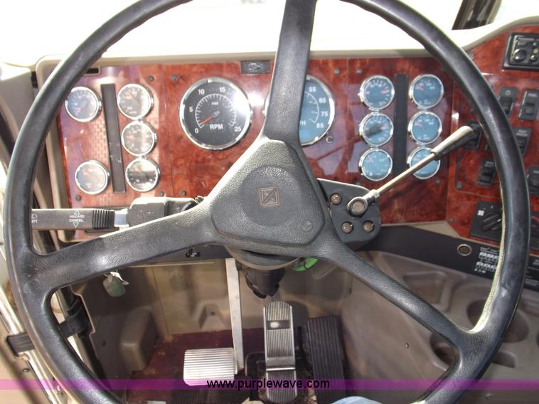 image for item I8392 2003 International 9200i semi truck