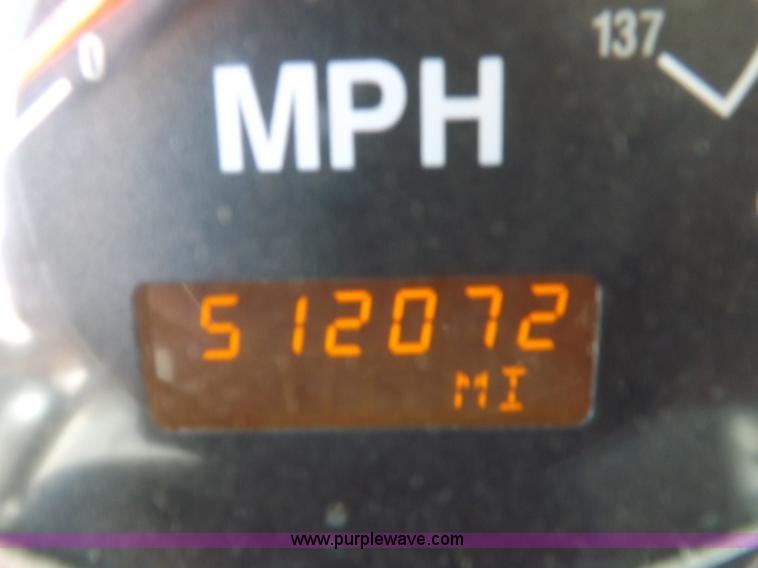 image for item I8392 2003 International 9200i semi truck