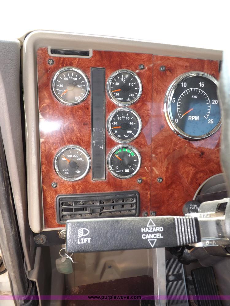 image for item I8392 2003 International 9200i semi truck