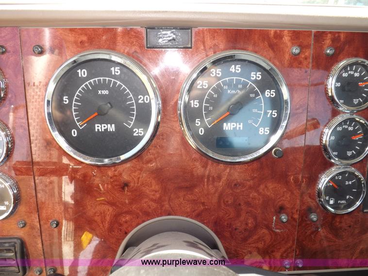 image for item I8392 2003 International 9200i semi truck