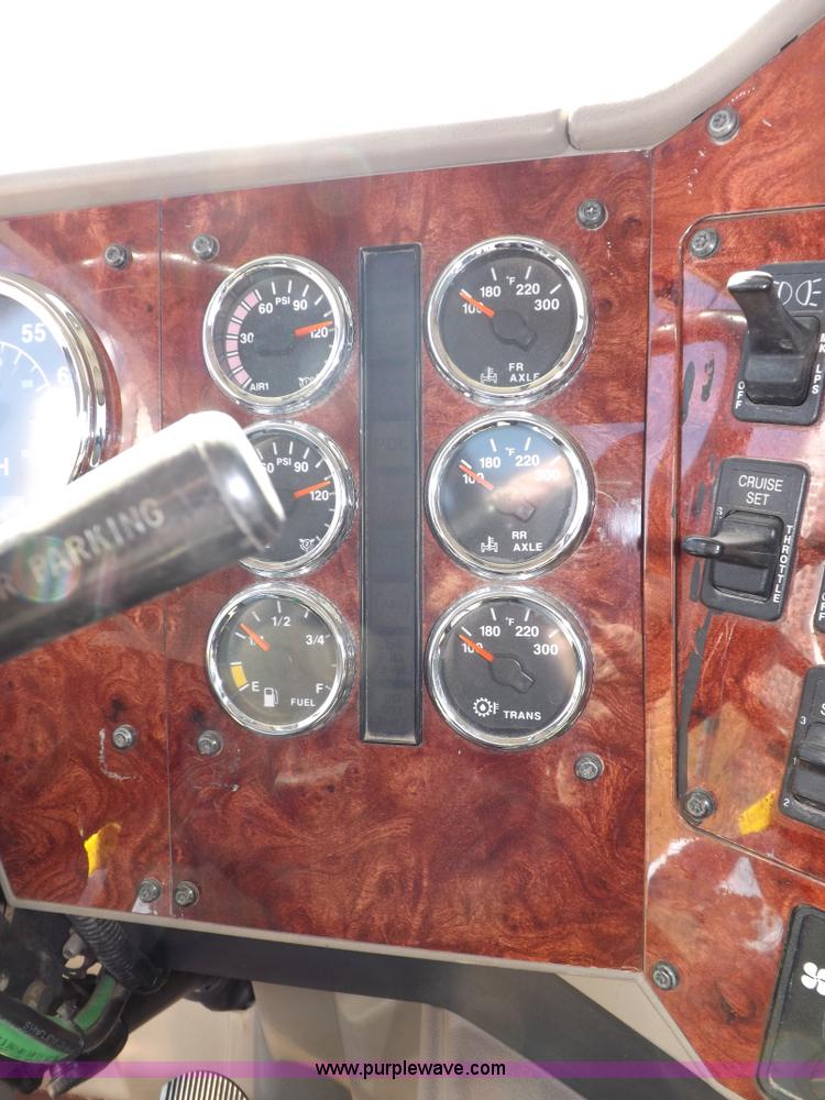 image for item I8392 2003 International 9200i semi truck