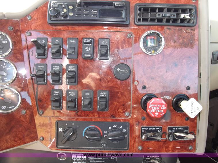 image for item I8392 2003 International 9200i semi truck