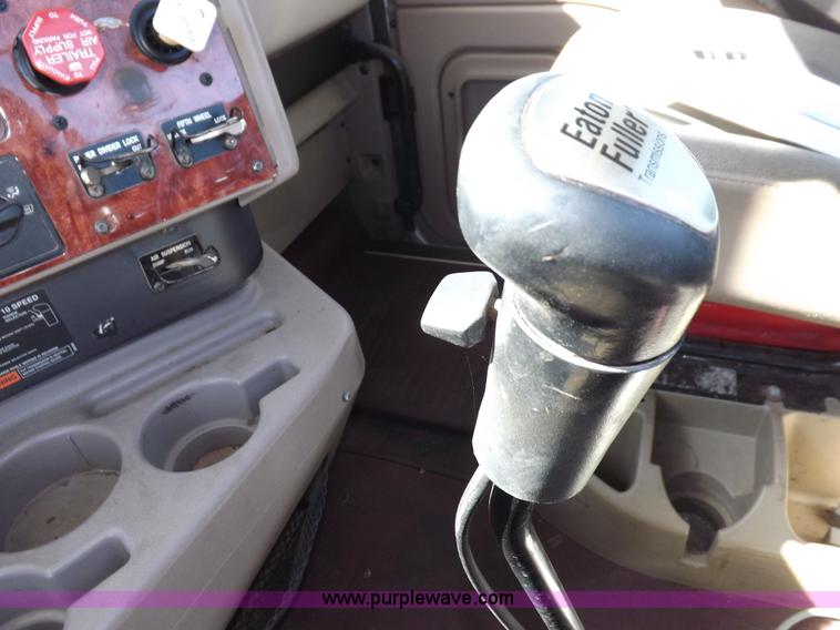 image for item I8392 2003 International 9200i semi truck