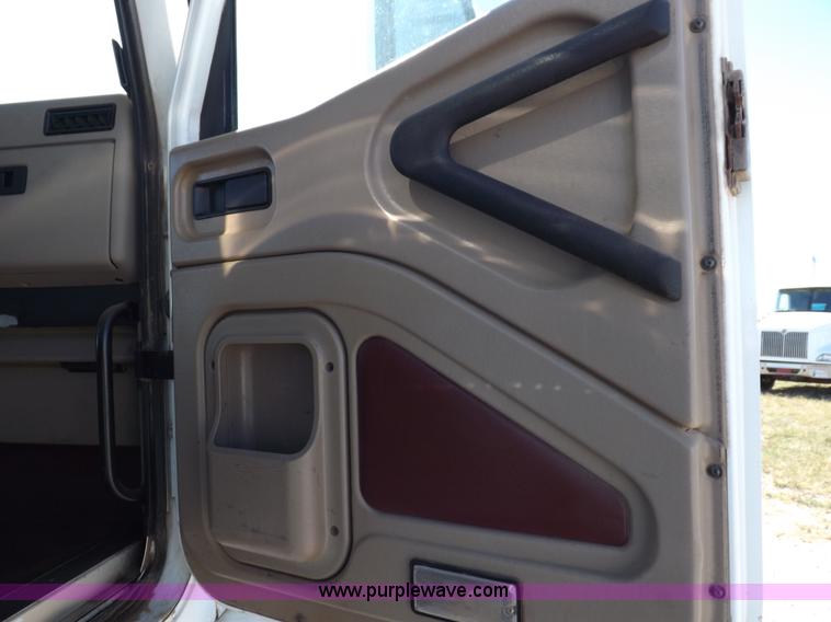 image for item I8392 2003 International 9200i semi truck